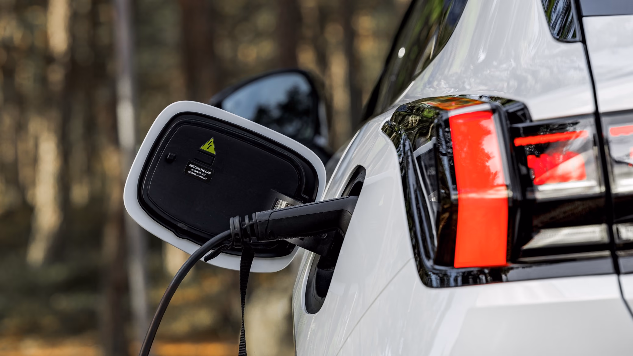 Puerto de carga con tapa automática